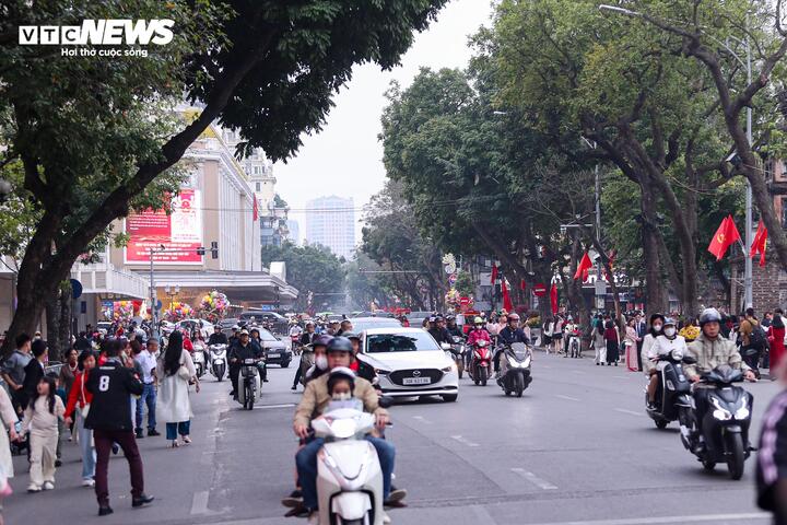 Tại khu vực Hồ Gươm, dù năm nay không tổ chức phố đi bộ, lượng người và phương tiện đổ về vẫn rất đông, khiến giao thông nhiều thời điểm trở nên quá tải.