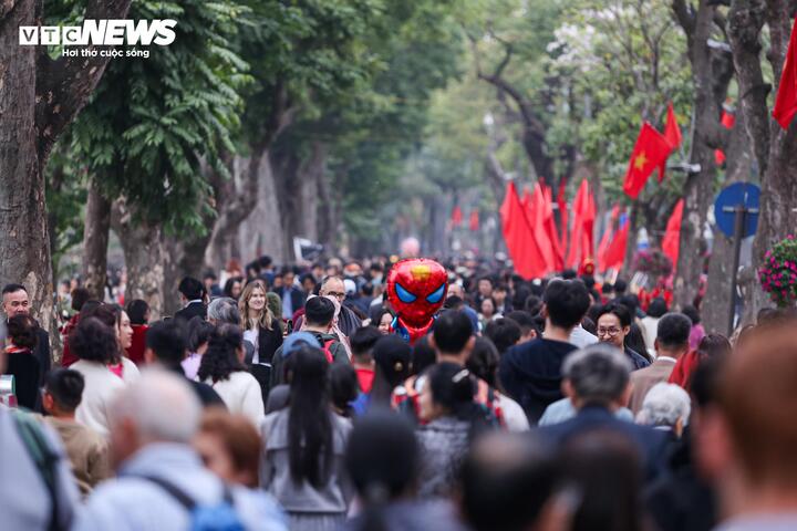 Nhiều tuyến phố quanh Hồ Gươm chật kín du khách tham quan, chụp ảnh và tận hưởng không khí của những ngày đầu năm mới.