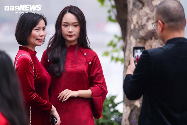 Người dân tấp nập du xuân, check-in loạt điểm nổi tiếng trung tâm Thủ đô - 11