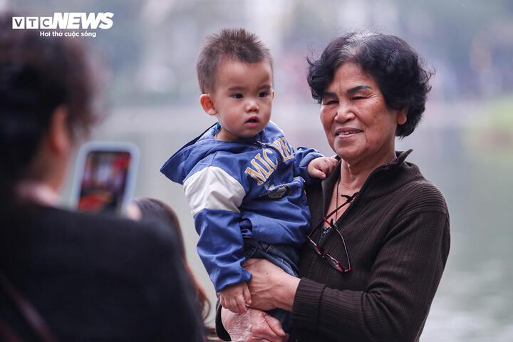 Người dân tấp nập du xuân, check-in loạt điểm nổi tiếng trung tâm Thủ đô - 13