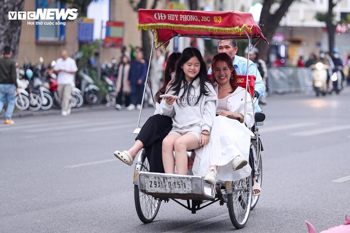 Người dân tấp nập du xuân, check-in loạt điểm nổi tiếng trung tâm Thủ đô - 14