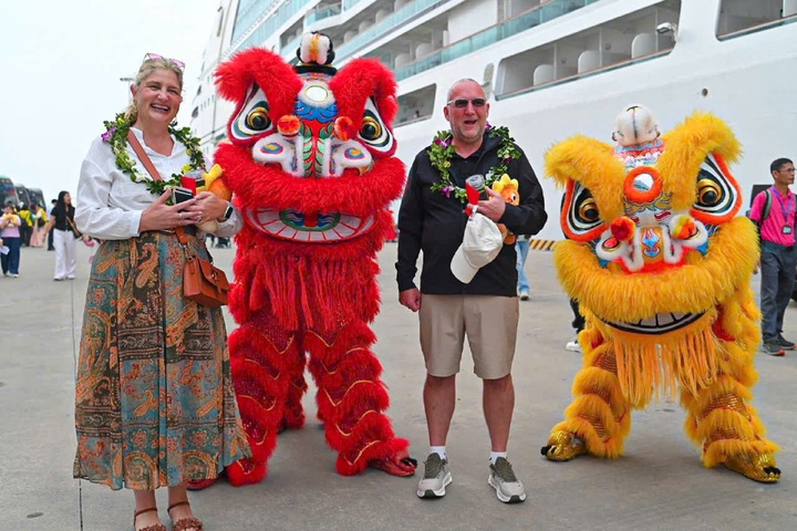 Những vị khách đầu tiên xông đất Hạ Long. (Ảnh: Báo Quảng Ninh)