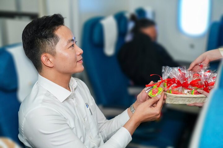 Những món quà nhỏ xinh trên chuyến bay ngày Tết.