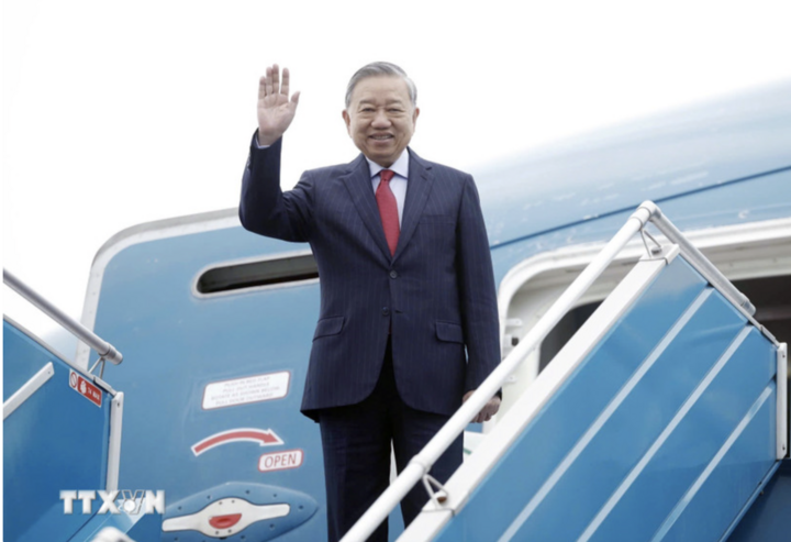 Tổng Bí thư Tô Lâm rời Hà Nội, lên đường tham dự cuộc họp khai mạc Hội đồng Hòa bình về Gaza. (Ảnh: Thống Nhất/TTXVN)