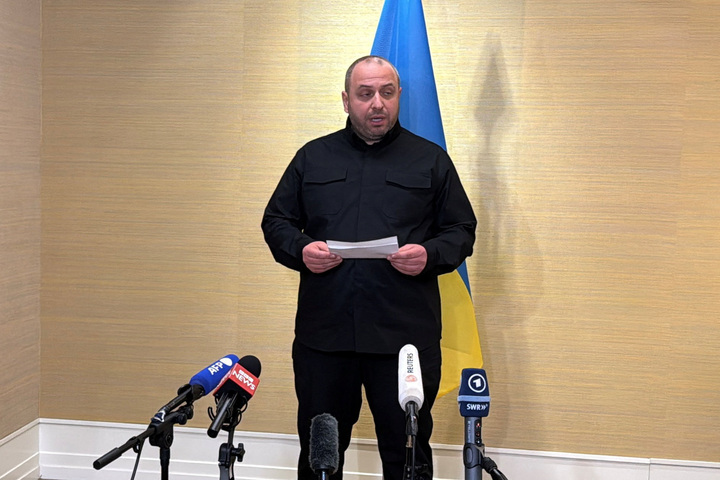 Thư ký Hội đồng An ninh và Quốc phòng Ukraine Rustem Umerov phát biểu với báo chí sau cuộc họp ngày thứ hai của vòng đàm phán ba bên Ukraine-Nga-Mỹ tại Geneva (Thụy Sĩ), ngày 18/2/2026. (Ảnh: Reuters)