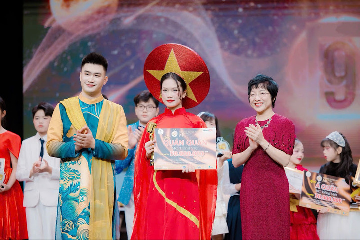 BTV Hoàng Anh, MC Thảo Vân và Quán quân MC Nhí Trần Gia Hân.