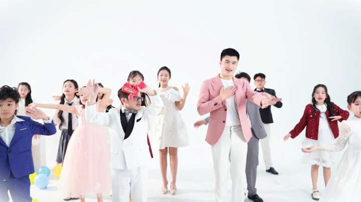 BTV Hoàng Anh và các em nhỏ trong MV "Khi trái tim lên tiếng".