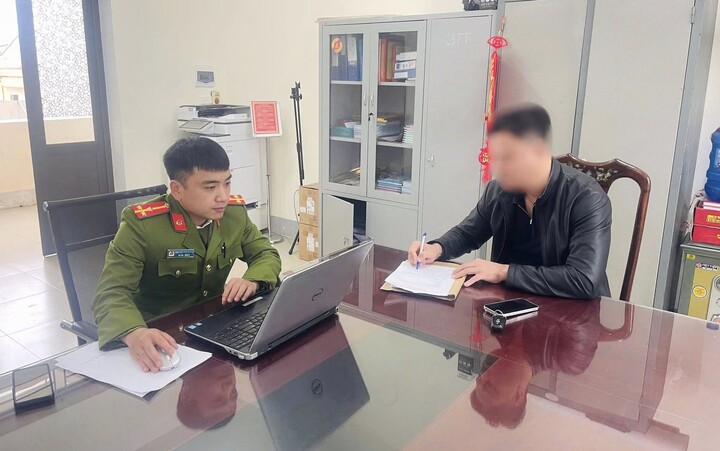 N.V.L tại cơ quan Công an. (Ảnh: Công an phường Trần Phú)