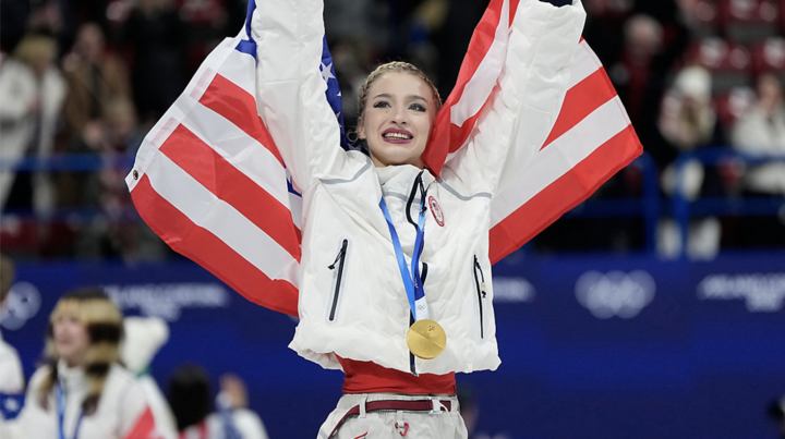 Amber Glenn ăn mừng với huy chương vàng sau phần thi trượt băng nghệ thuật đồng đội tại Thế vận hội mùa đông 2026. (Nguồn: Spectrum News)