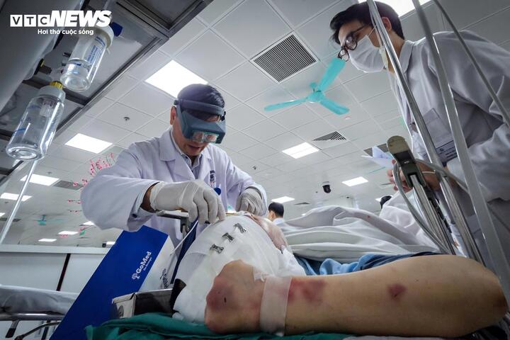 Tết ở bệnh viện tuyến cuối như Bệnh viện Hữu nghị Việt Đức không chỉ là nhịp trực quen thuộc, mà còn là những giờ phút căng thẳng, áp lực và đầy xúc động – nơi sự sống được giành giật từng phút, từng giây.