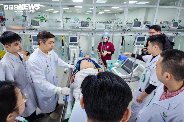 Ở tuyến cuối, mỗi bệnh nhân vào viện thường trong tình trạng nặng, diễn biến phức tạp được chuyển từ các tuyến dưới lên. Các chuyên khoa từ chấn thương, thần kinh – cột sống, tiêu hóa, nhi, tim mạch – lồng ngực đều phải duy trì lực lượng trực đầy đủ. Mỗi khung giờ đều có bác sĩ chuyên khoa sẵn sàng tiếp nhận và kiểm soát toàn bộ tổn thương khi bệnh nhân được đưa vào viện.