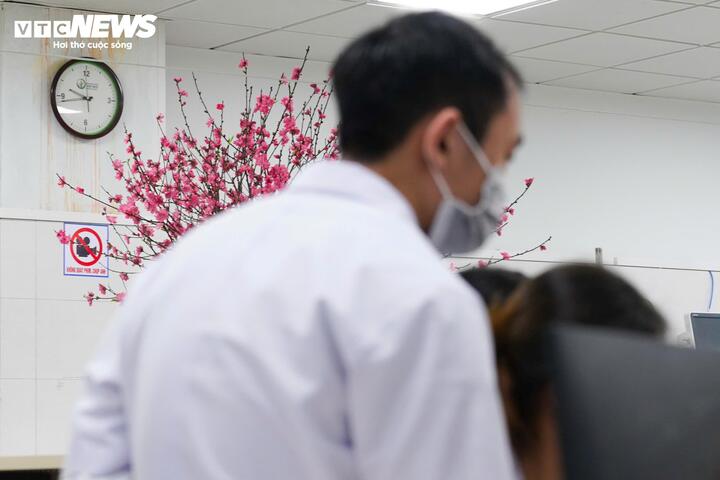 Giữa những ngày xuân rộn ràng, ở Bệnh viện Việt Đức, ánh đèn phòng cấp cứu vẫn sáng suốt đêm. Những người thầy thuốc lặng lẽ làm việc, đổi sự bình yên của riêng mình để giữ lại sự sống cho người dân.