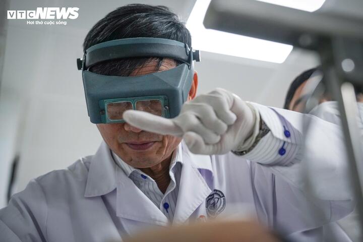 Trong ca trực 24 giờ, bác sĩ phụ trách phải điều phối toàn bộ hoạt động chuyên môn: tổ chức khám, xử trí cấp cứu, sắp xếp phòng mổ, hội chẩn liên khoa. Áp lực không chỉ nằm ở số lượng bệnh nhân tăng cao, mà còn ở yêu cầu phải đưa ra quyết định nhanh và chính xác trong “thời gian vàng”.