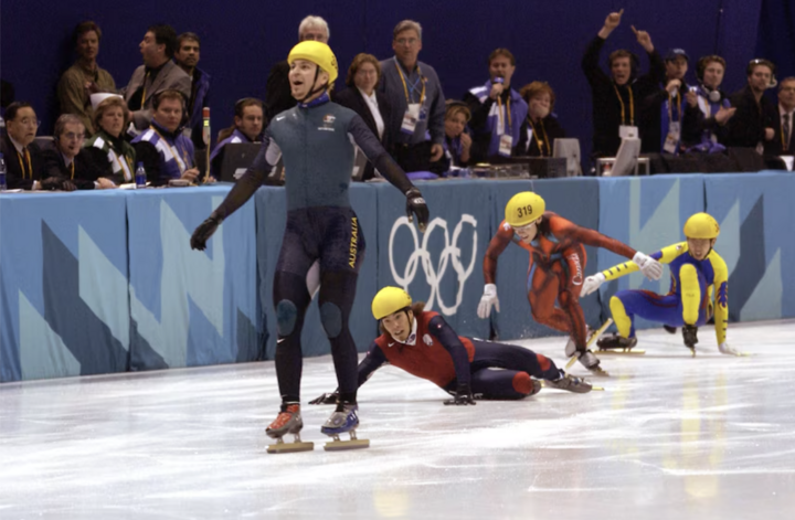 Steven Bradbury không thể tin vào vận may của mình khi chứng kiến ​​cảnh tượng lúc anh rẽ vào khúc cua cuối cùng. (Nguồn: ABC)