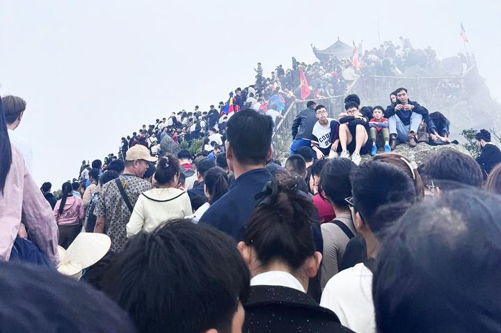 Người dân phải nhích từng chút một để có thể lên được đến chùa Đồng tọa lạc ở đỉnh cao nhất dãy Yên Tử (cao 1.068m).