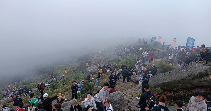 Ban Quản lý Di sản thế giới vịnh Hạ Long - Yên Tử được giao nhiệm vụ xây dựng kế hoạch đón ít nhất 1 triệu khách du lịch trong năm 2026, hoàn thành trước ngày 3/3. Trong đó, xây dựng chuỗi sự kiện xuyên suốt 4 mùa trong năm, chú trọng các hoạt động Phật giáo, văn hóa tâm linh tổ chức tại Khu di tích danh thắng Yên Tử.