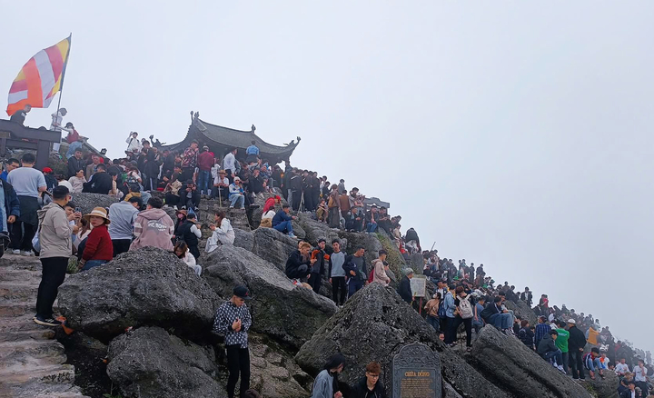 Tính riêng trong ngày mùng 3 Tết, tổng lượt khách du lịch đến Quảng Ninh ước đạt 204.000 lượt (đạt 117% so với cùng kỳ 2025). Trong 6 ngày nghỉ Tết, lượng khách du lịch đến Quảng Ninh đạt 584.000 lượt (tăng 11,5% so với cùng kỳ), tổng doanh thu du lịch ước đạt 1.649 tỷ đồng (tăng 14,5% so với cùng kỳ).