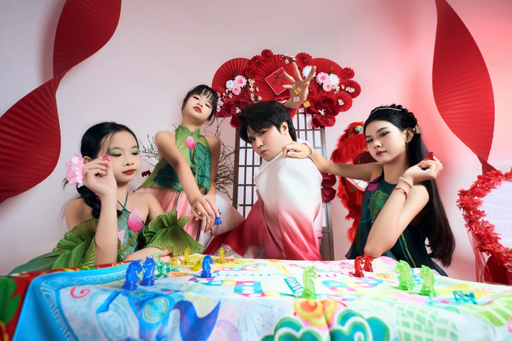 Các mẫu nhí lần lượt tái hiện hình ảnh vật tay, kéo co hay chơi cờ cá ngựa trong không khí rộn ràng ngày Tết.