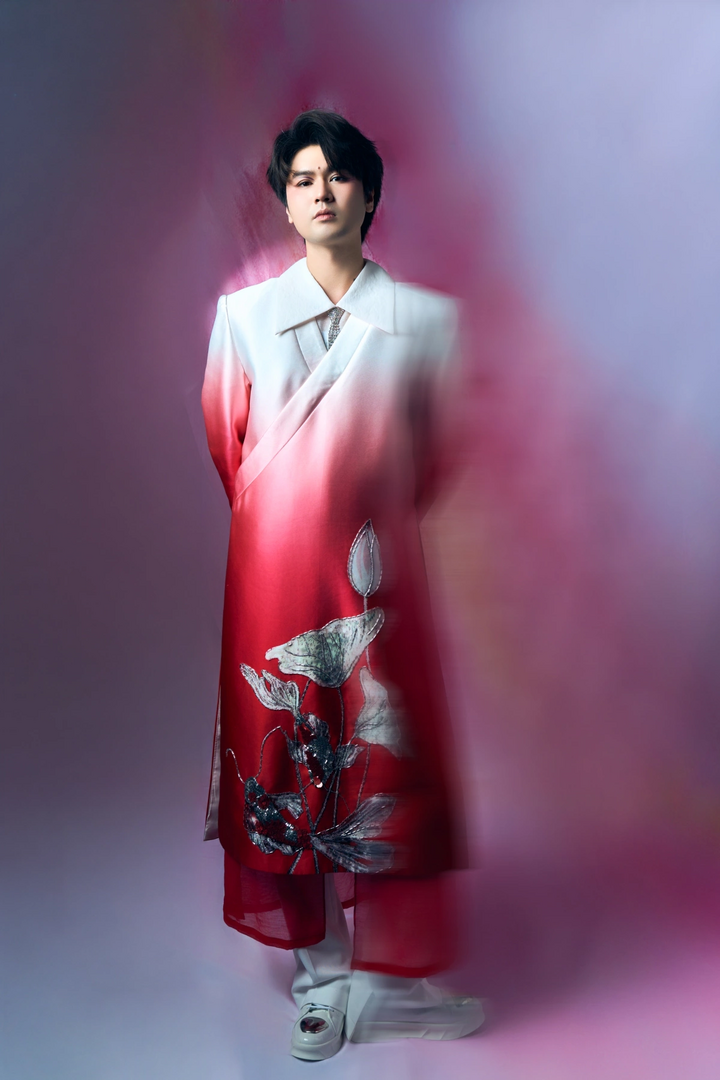 Người mẫu Đình Quyền sinh năm 1995, cao 1,83 m, từng giành giải bạc Siêu mẫu Thế giới người Việt 2014, á quân Sinh viên thanh lịch và vào top 10 Face of Vietnam 2020. Anh tốt nghiệp Đại học Sư phạm Âm nhạc và hoàn thành cao học ngành Lý luận và Phương pháp giảng dạy âm nhạc tại Đại học Sư phạm Nghệ thuật Trung ương.