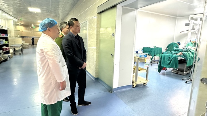 Giám đốc Công an tỉnh Thanh Hoá thăm các nạn nhân đang điều trị tại Bệnh viên Đa khoa quốc tế Hợp Lực. (Ảnh: Công an Thanh Hoá)