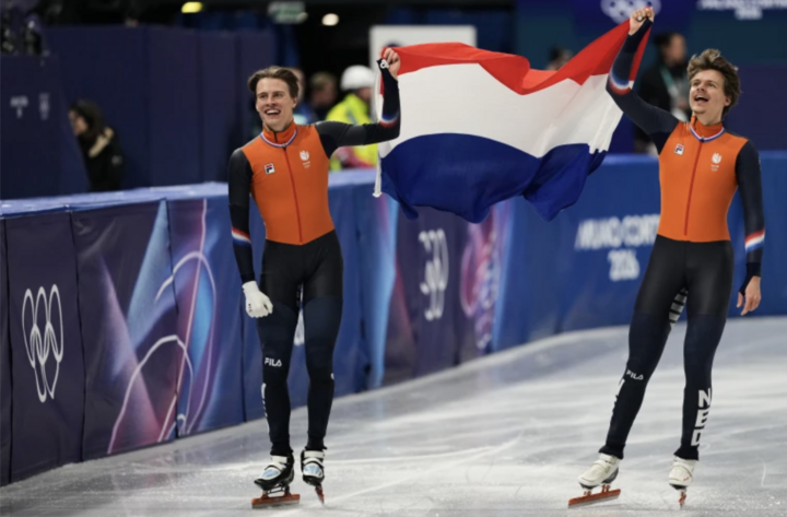 Jens van 't Wout (bên trái) cùng anh trai Melle van 't Wout ăn mừng sau khi cả 2 giành huy chương ở nội dung 500m trượt băng cự ly ngắn. (Nguồn: AP)