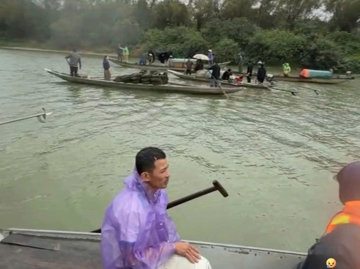 Lực lượng chức năng đang triển khai công tác cứu hộ, cứu nạn và tìm kiếm những người đang mất tích.