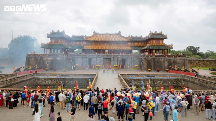 Dịp Tết Nguyên đán Bính Ngọ 2026, TP Huế tổ chức, tái hiện nhiều nghi lễ cung đình cùng nhiều sự kiện văn hóa đặc sắc nên lượng khách đến tham quan, trải nghiệm tăng mạnh.