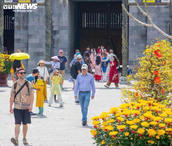 Những ngày đầu năm mới, Đại nội Huế và các lăng tẩm các vua triều Nguyễn luôn tấp nập du khách, đặc biệt là khách nước ngoài.