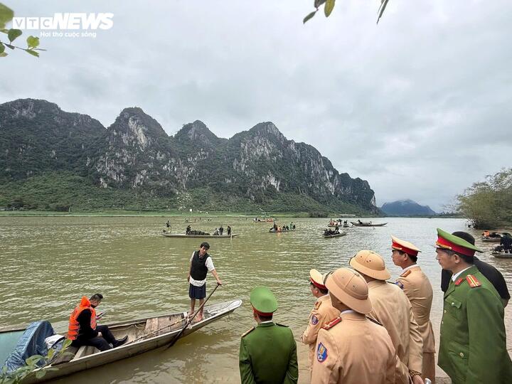 Hàng trăm người được huy động để tìm kiếm 2 nạn nhân còn đang mất tích