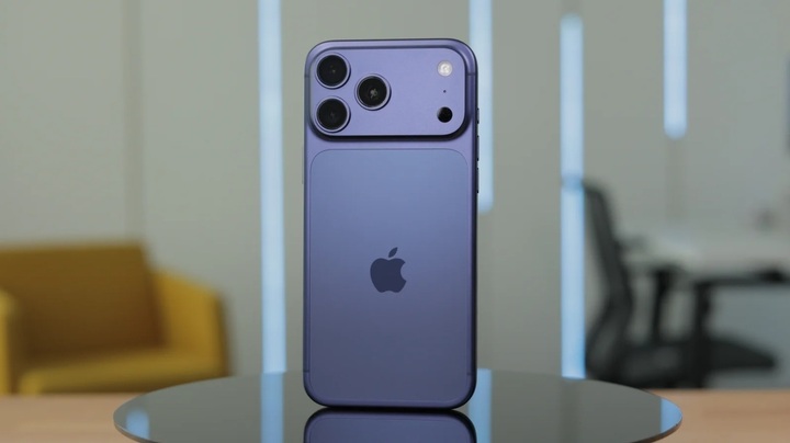 iPhone 17 Pro Max có màn hình cực lớn. (Ảnh: Phone Arena)