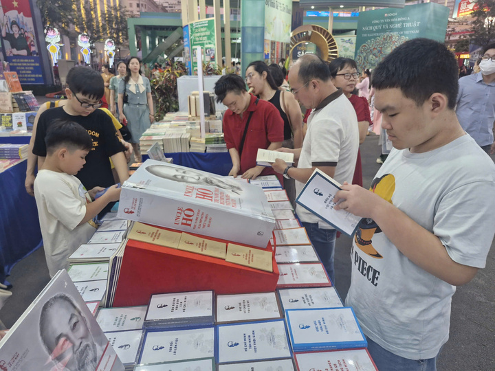 Khu vực trưng bày các tác phẩm viết về cuộc đời, sự nghiệp của Chủ tịch Hồ Chí Minh với gần 70 tựa sách thu hút đông độc giả nhiều lứa tuổi.