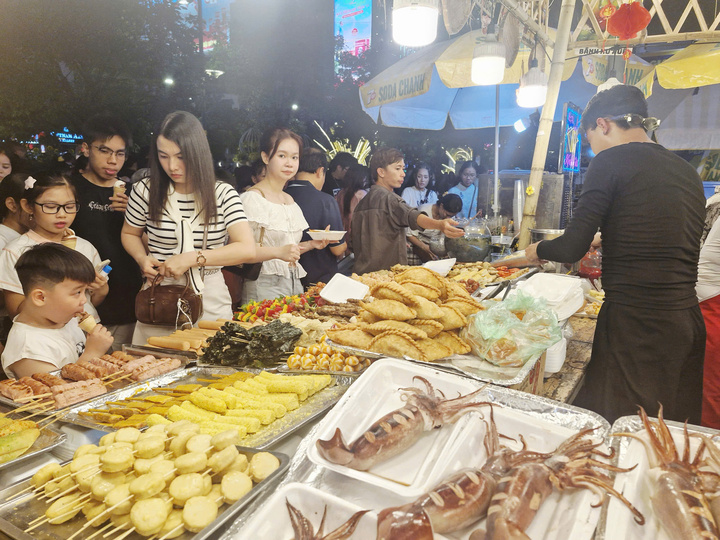 Năm nay, Đường hoa Nguyễn Huệ còn bố trí thêm khu vực ẩm thực phục vụ nhu cầu khách vui chơi.