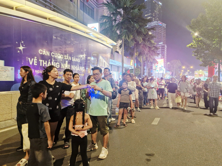 Dịch vụ trải nghiệm tham quan Thành phố bằng xe buýt 2 tầng buổi tối cũng đông đúc khách xếp hàng.