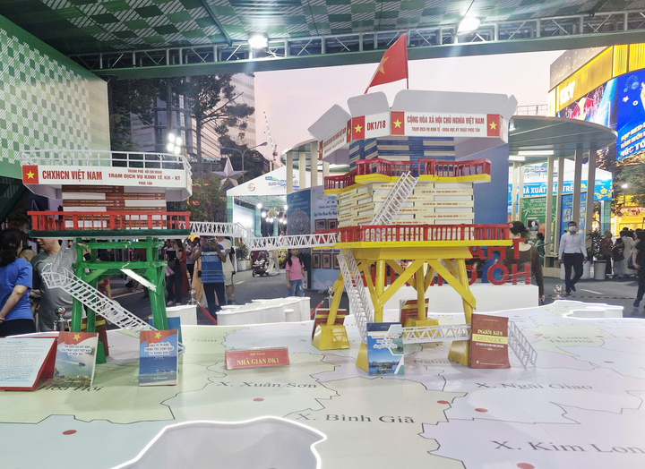 Biển người đổ trung tâm TP.HCM, Metro và xe buýt 2 tầng hoạt động hết công suất - 9