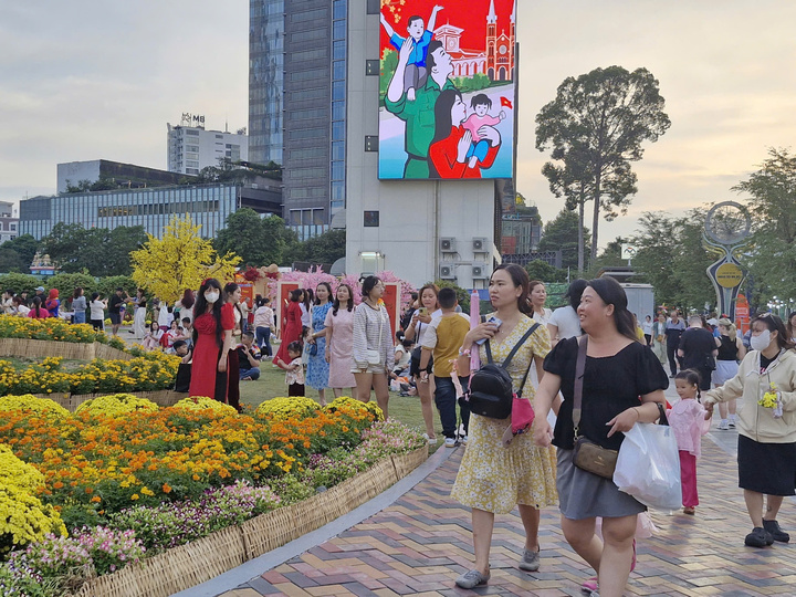 Các công viên, vườn hoa Tết ở trung tâm Thành phố tấp nập khách.