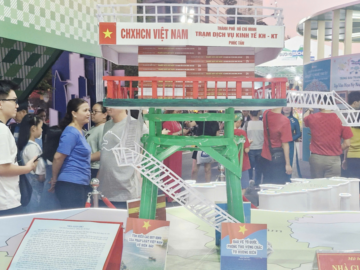 Biển người đổ trung tâm TP.HCM, Metro và xe buýt 2 tầng hoạt động hết công suất - 10