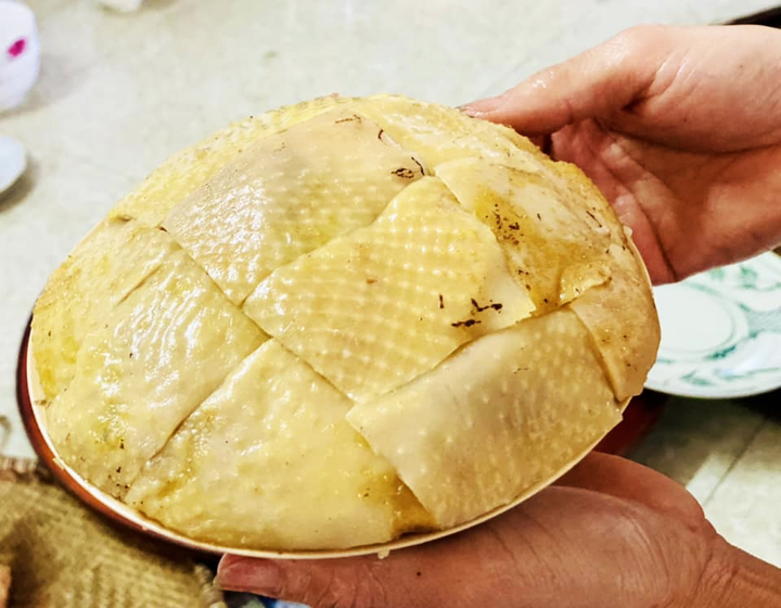 Một trong những yếu tố quyết định chất lượng của nghề mộc là “mộng và lỗ mộng” phải đóng sao cho ôm khít lấy nhau. Việc xếp đĩa thịt gà khít chặt cũng nhằm mong muốn răn dạy con cháu phải chú trọng vào việc giữ chất lượng nghề truyền thống của làng.