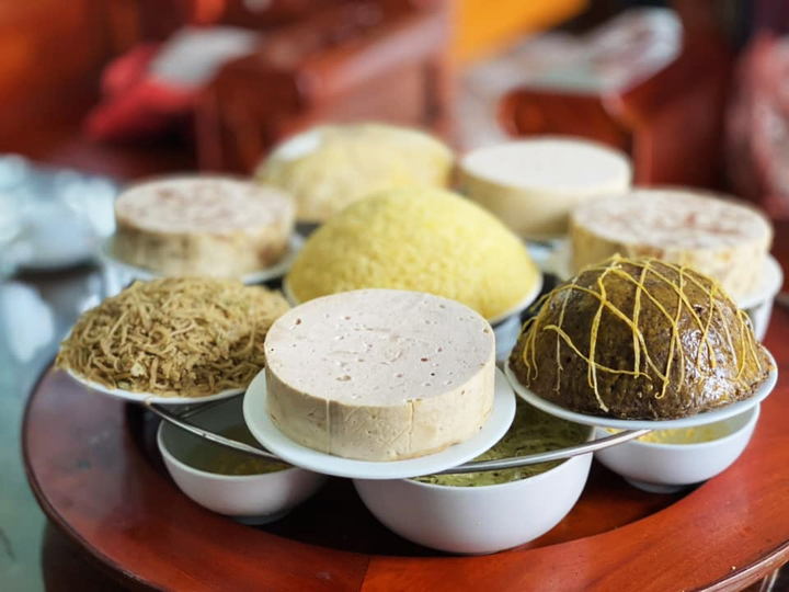 Tầng cỗ thứ 2 sẽ gồm 4 đĩa giò lạc, giò hoa cắt dầy 5 phân, bổ 4 và đĩa mọc hấp hình mai rùa.