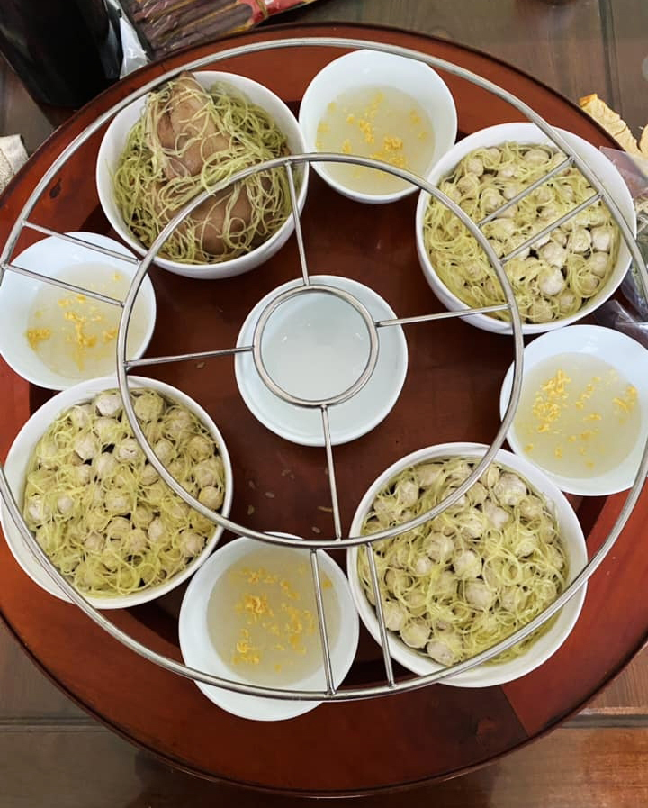 Mâm cỗ lên lão nhất định phải là cỗ 2 tầng với 8 món và 14 đĩa. Trong đó, mâm tầng 1 thường có một đĩa nem thính, hai bát mộc nấu, 4 bát chè đỗ.