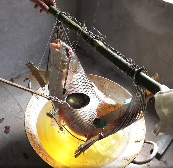 Mắt cá được che lại để khi rán sẽ còn nguyên, trong veo không bị nổ. Dầu sôi lăn tăn được múc từng muôi dội nhẹ nhàng lên cá. Kỹ thuật này không phải ai cũng làm được vì đòi hỏi người chế biến phải rất khéo léo, tỉ mỉ và kiên trì. Nếu cá mất vây hay bị nổ mắt, da xây xước là phải bỏ, thay bằng cá khác. Phần dầu sôi cũng được rưới từ từ lên thân và phễu ở miệng cá để chín đều cả bên trong.