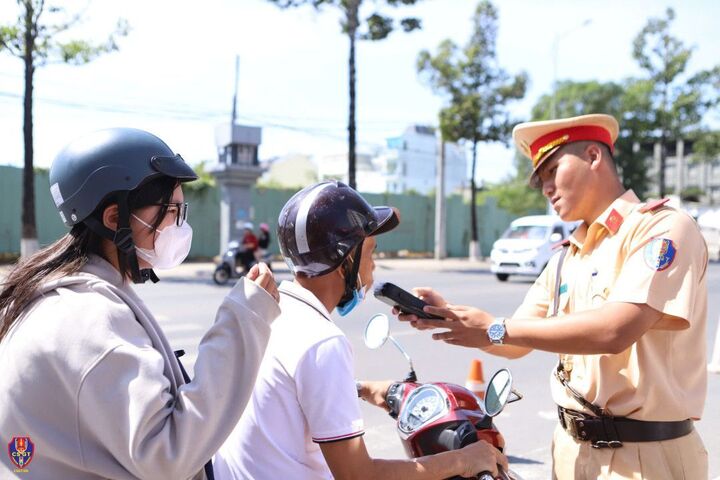 Cảnh sát giao thông kiểm tra nồng độ cồn từ sáng mùng 1 Tết Nguyên đán 2026, nhằm bảo đảm trật tự, an toàn giao thông dịp nghỉ lễ. (Ảnh: Cục Cảnh sát giao thông)