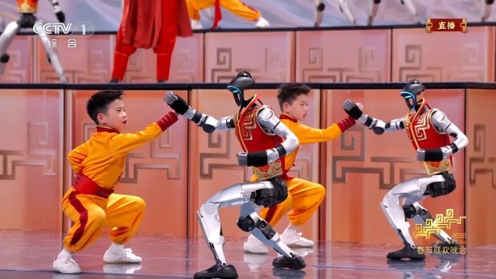 Robot của Unitree Robotics đối luyện cùng các võ sĩ trong chương trình gala. (Ảnh: CCTV)