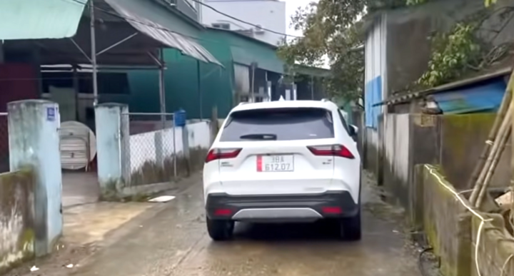 Xe ô tô đỗ chắn hết lối đi của các xe khác gây bức xúc dư luận