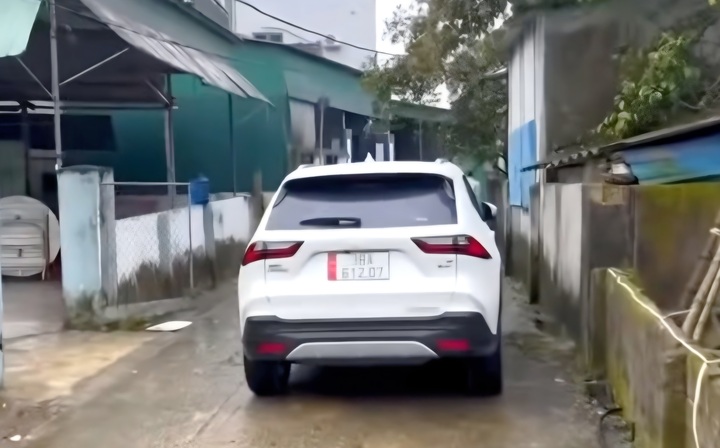 Xe ô tô đỗ chắn hết lối đi của các xe khác gây bức xúc dư luận