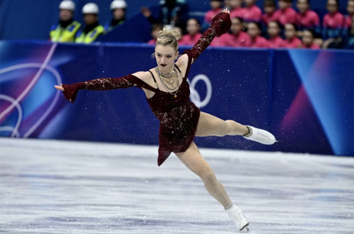 Amber Glenn trình diễn tại Thế vận hội Mùa đông 2026. (Nguồn: Cosmopolitan)