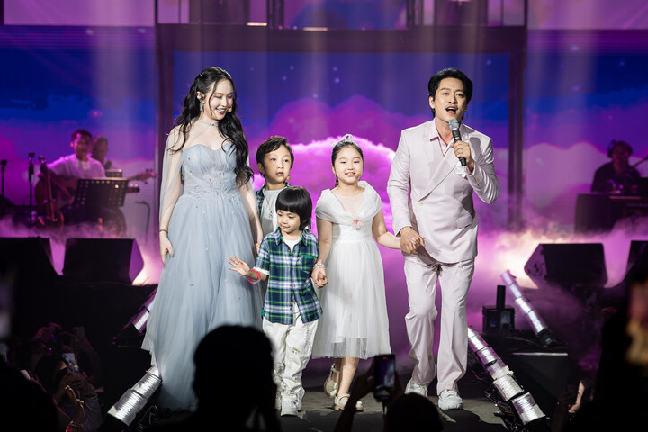 Tuấn Hưng tri ân gia đình - hậu phương vững chắc giúp cho sự nghiệp của anh được thành công.