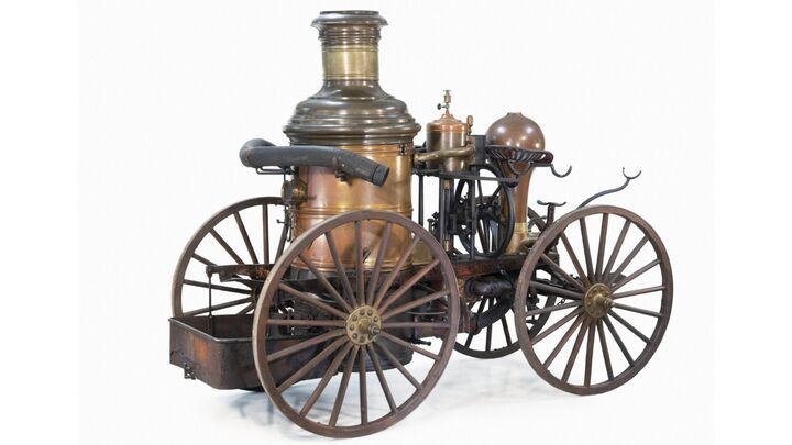 Xe cứu hỏa chạy bằng hơi nước do ngựa kéo vào khoảng năm 1876, minh chứng cho giai đoạn chuyển giao từ sức kéo động vật sang động cơ máy móc (Ảnh: Thehenryford).