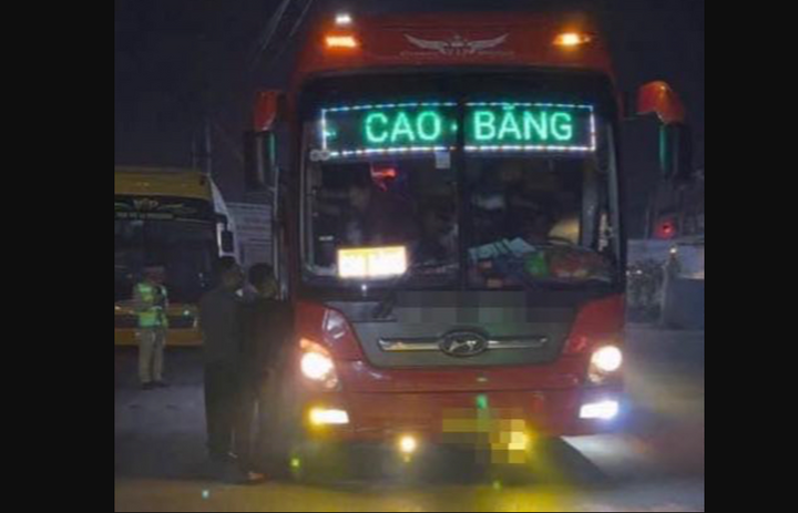 CSGT kiểm tra ô tô khách bị phản ánh có tình trạng "nhồi nhét" khách. (Ảnh: CACC)