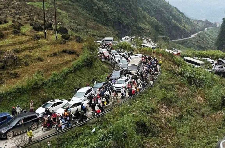 Nhiều điểm du lịch dọc đường 4C dẫn lên cao nguyên đá Đồng Văn thường xuyên tắc cục bộ do lượng người đổ về tăng đột biến. (Ảnh: Mạng xã hội)