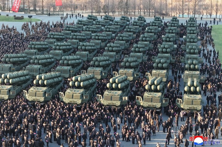 Sau buổi lễ trao tặng, các đại biểu và quan sát viên của Đại hội Đảng đã tham quan hệ thống vũ khí hùng mạnh được giai cấp công nhân ngành công nghiệp quân sự trao tặng cho Đại hội Đảng lần thứ IX.